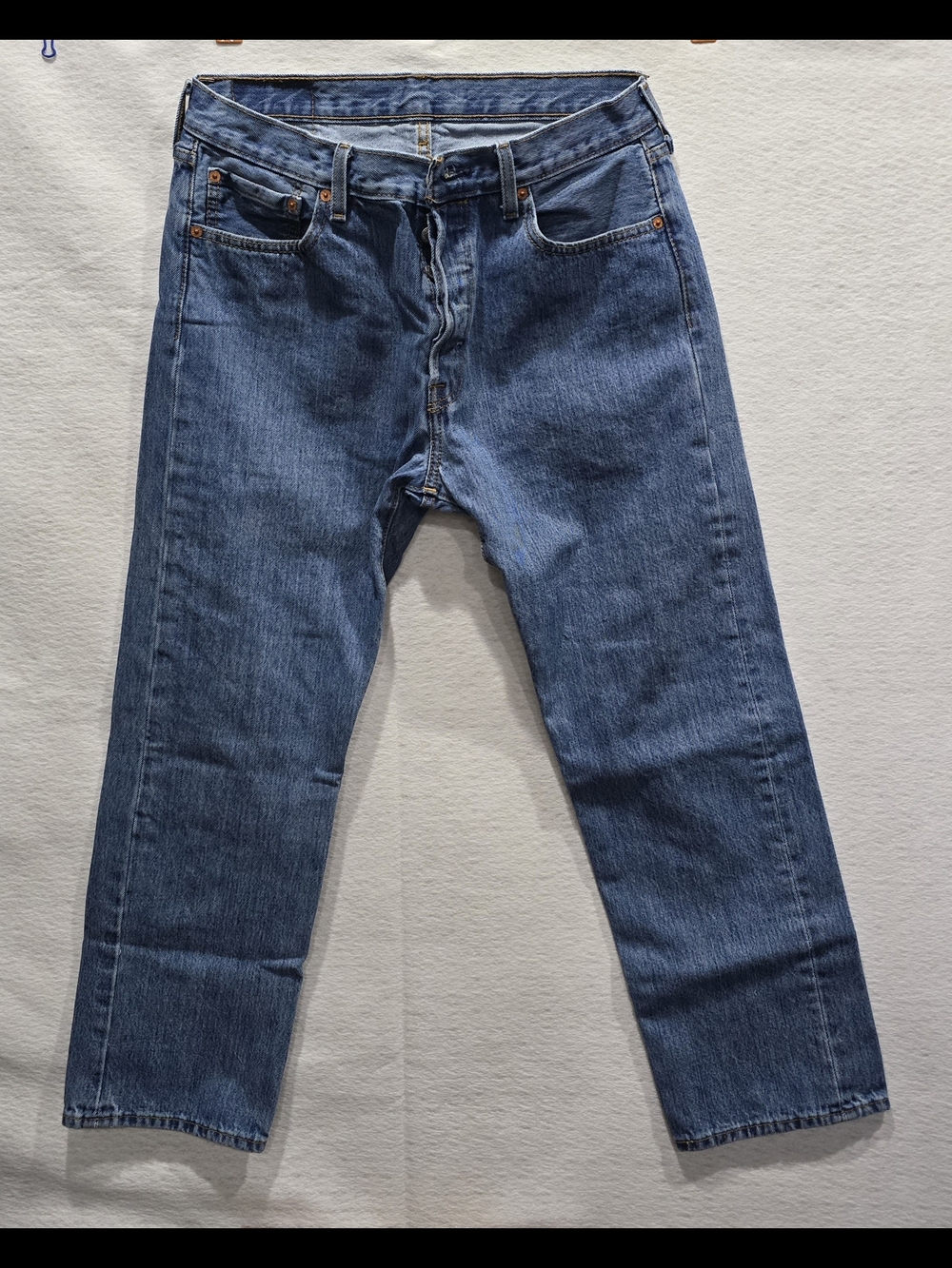 Levis 501 Jeans Mens Med. Wash Button Fly Straight Leg, 33x28 (tagged as L30 in)